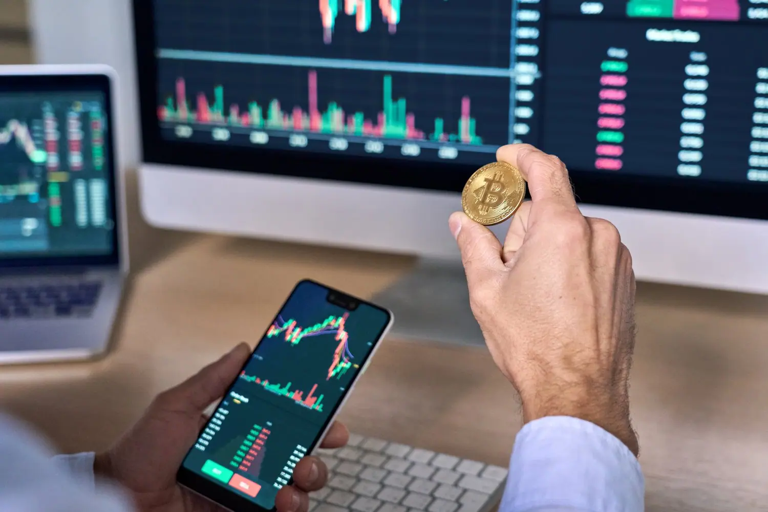 Jak bezpiecznie kupować kryptowaluty przez telefon - aplikacje mobilne