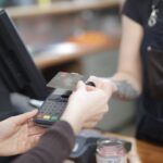 Męzczyzna płaci kartą kredytową w kawiarni